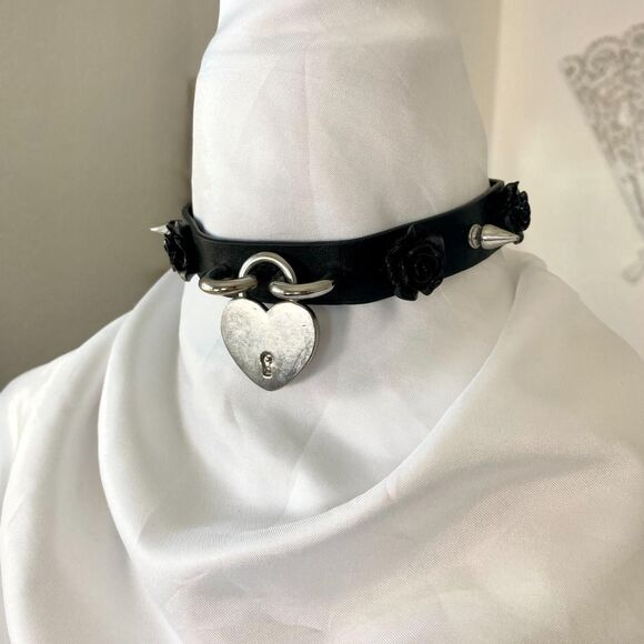 Early 2000's Black Faux Leather Gothic Rose Heart Padlock Choker Collar Necklace - Picture 2 of 4
